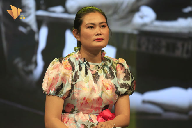 Kỳ lạ người phụ nữ trẻ... vui vẻ khi thấy bom mìn - 3