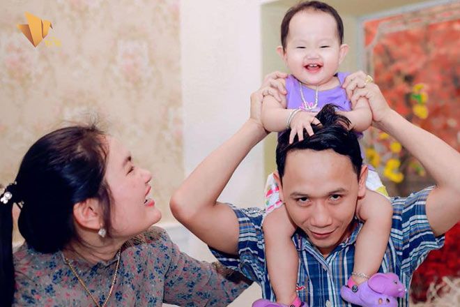 Kỳ lạ người phụ nữ trẻ... vui vẻ khi thấy bom mìn - 4