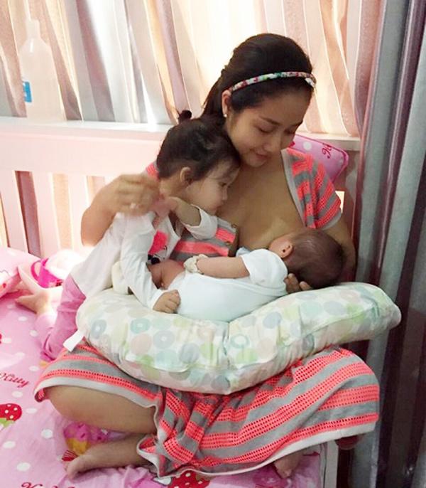 Lần đầu làm mẹ, Thanh Thảo kiên trì cho con bú 12 lần/ngày dù ngực amp;#34;căng cứng và đau lắmamp;#34; - 3