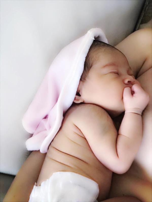 Lần đầu làm mẹ, Thanh Thảo kiên trì cho con bú 12 lần/ngày dù ngực amp;#34;căng cứng và đau lắmamp;#34; - 2