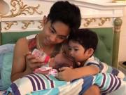 Làm mẹ - Khoe khoảnh khắc bố trẻ Phan Hiển khéo chăm con, Khánh Thi bất ngờ bị bạn bè bắt lỗi sai