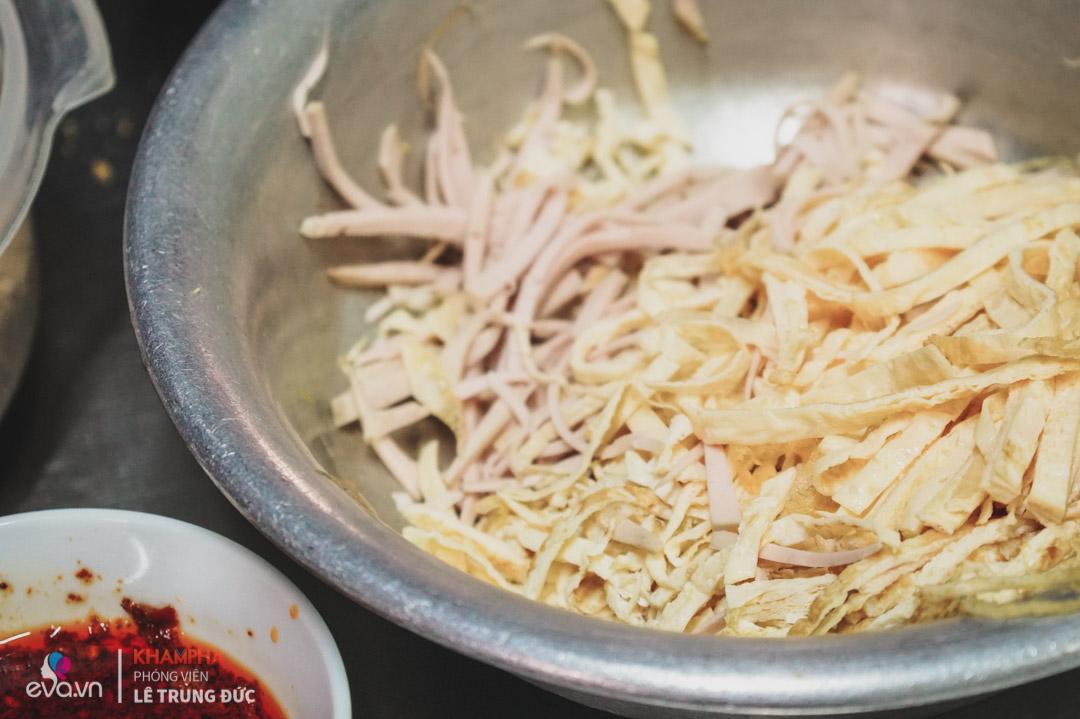 Miến trộn mực khô chiên giòn 15 năm duy nhất ở Hà Nội giải ngấy giữa mùa hè nóng bức - 14