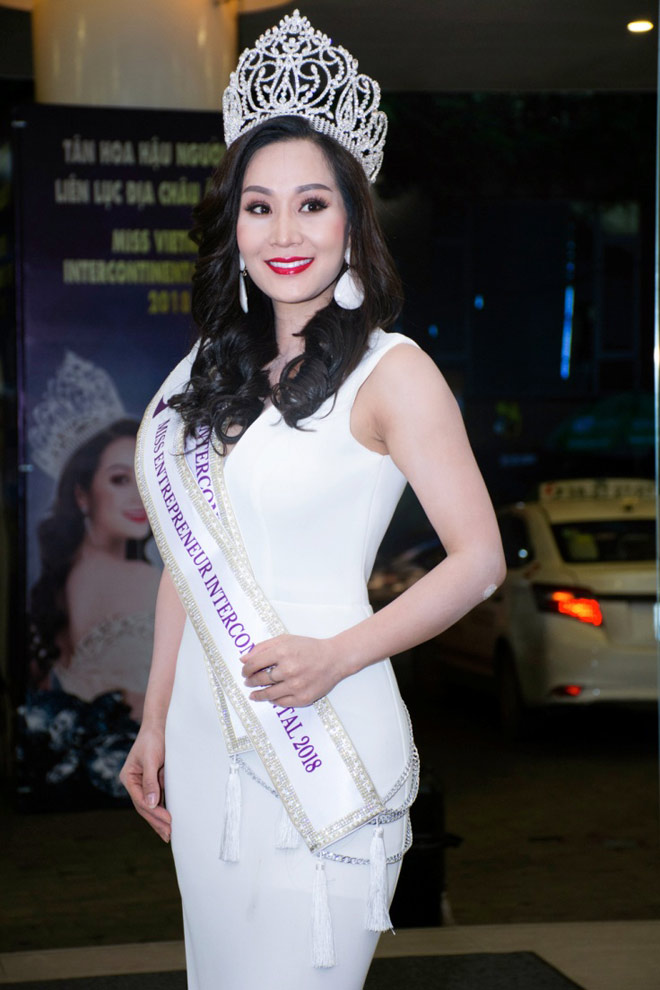 Nguyên Vũ diện vest đính đá cầu kỳ dự tiệc của Hoa hậu Doanh nhân Vũ Thị Loan - 2