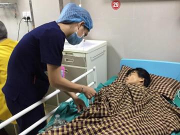 Nấu cơm, giặt quần áo khi mới sinh con, người phụ nữ phải ôm bụng đến viện trong đau đớn