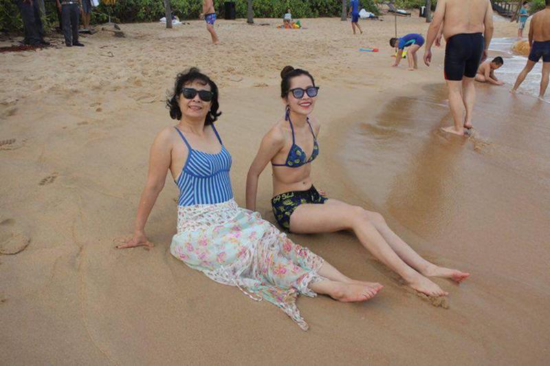 Chi Pu và mẹ khoe dáng với bikini. 
