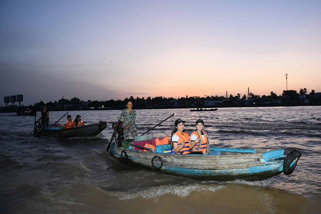 Các hoa hậu, á hậu đi ghe xuồng tặng sách từ 4h sáng tại Chợ nổi Cần Thơ - 1