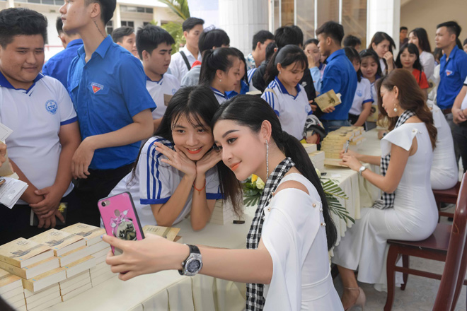 Các hoa hậu, á hậu đi ghe xuồng tặng sách từ 4h sáng tại Chợ nổi Cần Thơ - 6