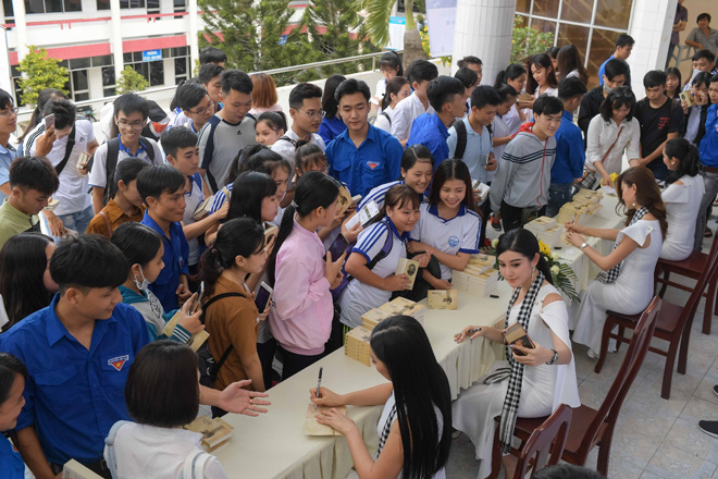 Các hoa hậu, á hậu đi ghe xuồng tặng sách từ 4h sáng tại Chợ nổi Cần Thơ - 7