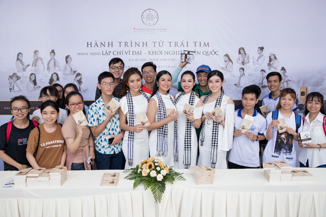 Các hoa hậu, á hậu đi ghe xuồng tặng sách từ 4h sáng tại Chợ nổi Cần Thơ - 8