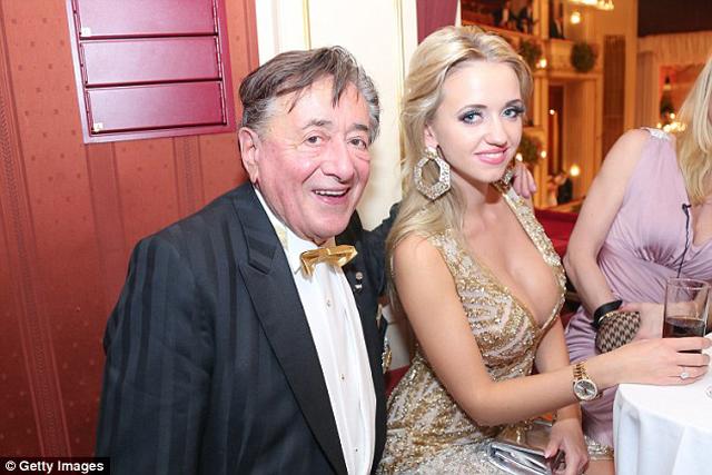 Cuộc hôn nhân amp;#34;bạc tỷamp;#34; của tỷ phú 81 tuổi với người mẫu kém tuổi con mình giờ ra sao? - 3