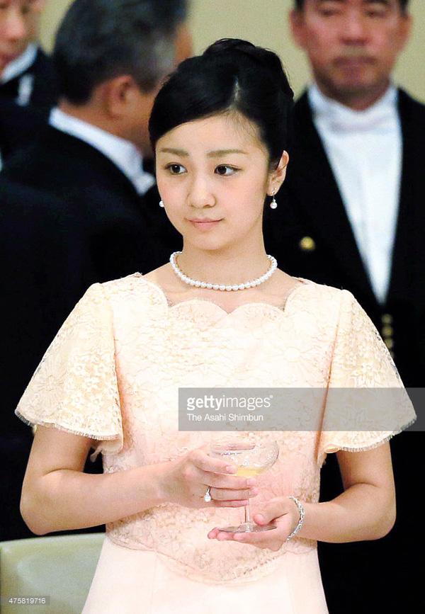 Xinh đẹp tuyệt trần nhưng Công chúa Nhật Bản lại luôn ăn mặc già dặn hơn tuổi 20 - 10