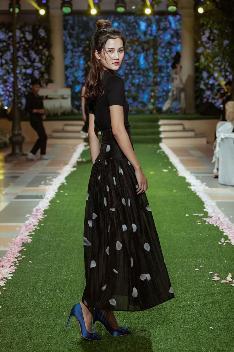 Thí sinh Hoa hậu Việt Nam đang thi vẫn tranh thủ chạy sô trang trải cuộc sống - 11