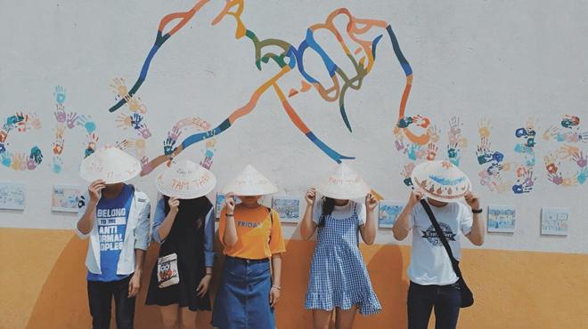 Truy tìm về ngôi làng bích họa đẹp như mơ xuất hiện trong video amp;#34;gây sốtamp;#34; của Quang Vinh - 10