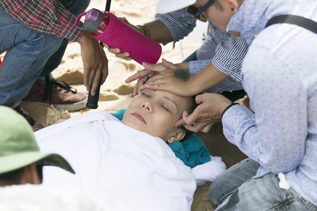 amp;#34;Cậy mạnhamp;#34; không cần thế thân, Việt Hương ngất xỉu ngay giữa biển khiến đoàn phim xanh mặt - 4