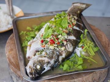 Cách làm cá hấp bia ngon ngọt, nóng hổi thơm nức mũi để cả nhà đổi gió