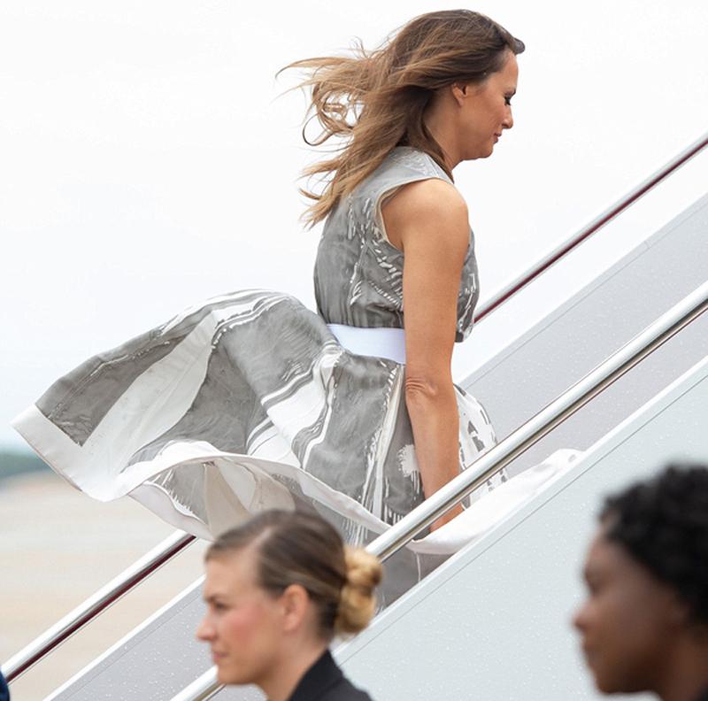 Mới đây, bà Melania Trump đã gặp sự cố khi bị tốc váy kém duyên khi lên máy bay.

