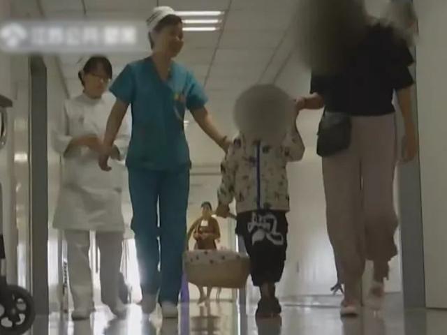 Con bị viêm phổi đưa đi khám, mẹ hoang mang khi bác sĩ quan tâm tới chiều cao của con