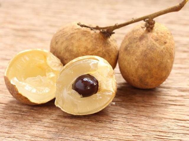 Bé trai 2 tuổi sống thực vật vì hóc hạt nhãn khi vừa ăn, vừa cười đùa cùng người lớn