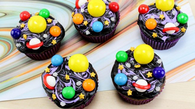 Cuối tuần, cùng gia đình Mạnh Trường cho bé tập làm bánh giữa không gian vũ trụ - 2