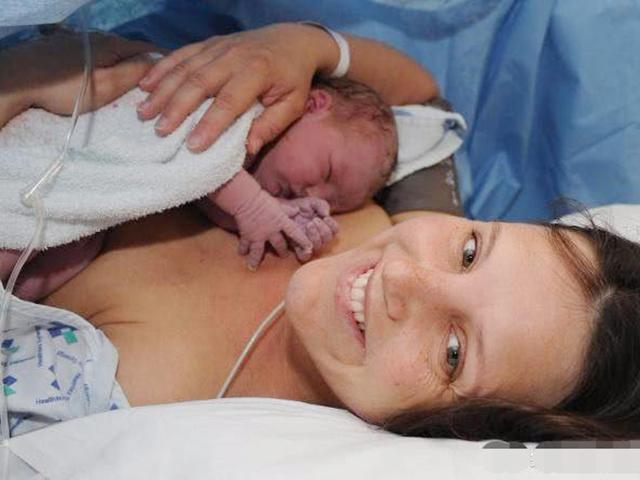 Hai giờ amp;#34;vàngamp;#34; sau sinh, mẹ làm được 3 việc này sẽ rất tốt cho con - 1