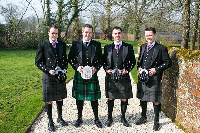 Đàn ông Scotland còn mặc váy, sao đàn ông Việt phải ngại mặc áo dài?