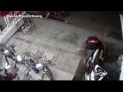 Clip Eva - Bẻ khóa xe trong 15 giây, hành vi cướp giật táo tợn của tên trộm khiến người xem bàng hoàng