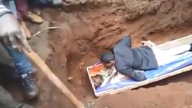 amp;#34;Nhà tiên triamp;#34; đòi đào mộ người chết để làm sống lại, cuối cùng nhận cái kết đắng - 2