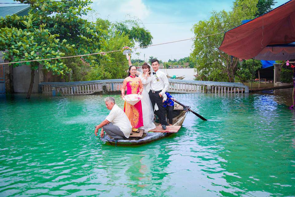 Mùa lũ, đường biến thành sông, chú rể Nam Định phải chèo thuyền để đón dâu - 1