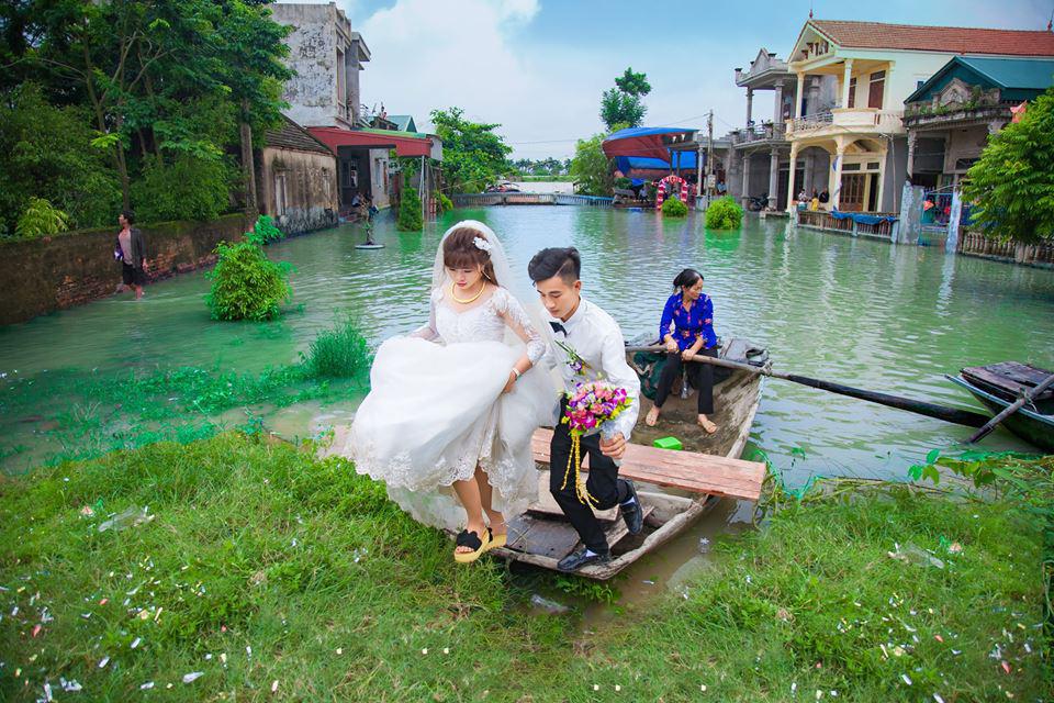 Mùa lũ, đường biến thành sông, chú rể Nam Định phải chèo thuyền để đón dâu - 3