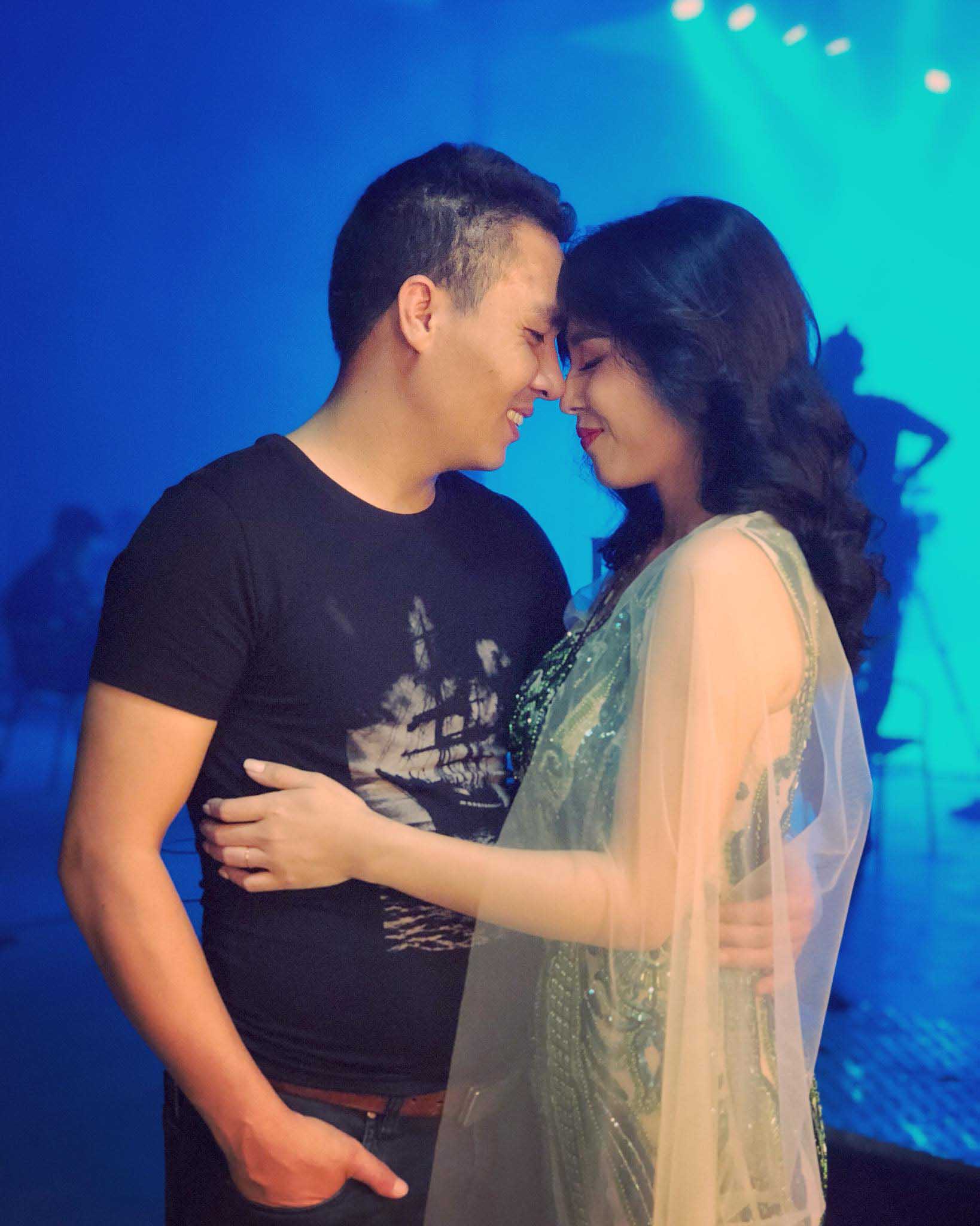 MC Hoàng Linh amp;#34;Chúng tôi là chiến sĩamp;#34; chính thức amp;#34;nâng hạngamp;#34; bạn trai thành ông xã - 3