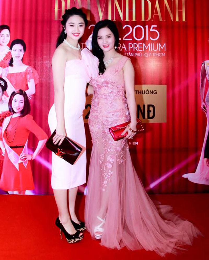 Bà mẹ 8 con đất Cảng, đã làm bà ngoại mà vẫn trẻ trung, chọn đồ khoe dáng nóng bỏng! - 3