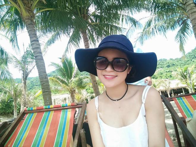 Chị gái kín tiếng của Hòa Minzy - amp;#34;chị Kính Hồngamp;#34; nổi tiếng trên VTV giờ ra sao? - 6