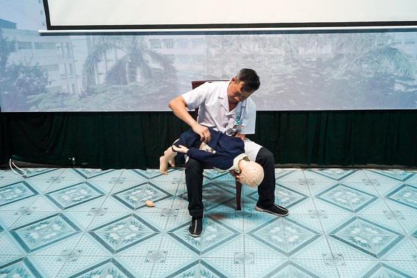 Các mẹ học ngay phương pháp sơ cứu trẻ bị hóc dị vật, đuối nước để con không chết oan - 1