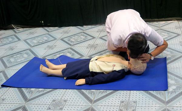 Các mẹ học ngay phương pháp sơ cứu trẻ bị hóc dị vật, đuối nước để con không chết oan - 2