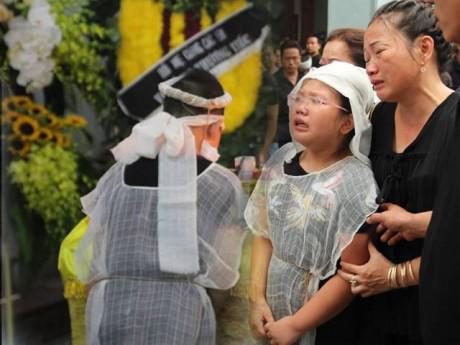 Đám tang Huyền Trang: Hai con nhỏ kiễng chân nhìn linh cữu gọi "Mẹ ơi đừng ngủ nữa"