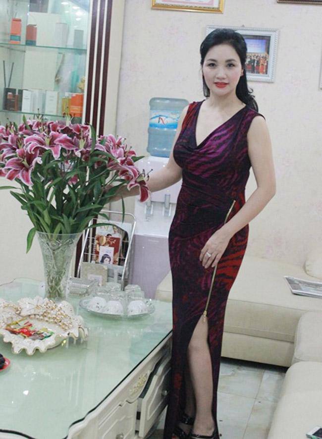 Bà mẹ 8 con đất Cảng, đã làm bà ngoại mà vẫn trẻ trung, chọn đồ khoe dáng nóng bỏng! - 6