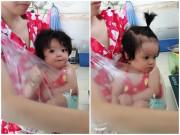 Làm mẹ - Con gái quấn không rời, mẹ bỉm sữa đành cho vào túi nilon đeo lủng lẳng trước ngực