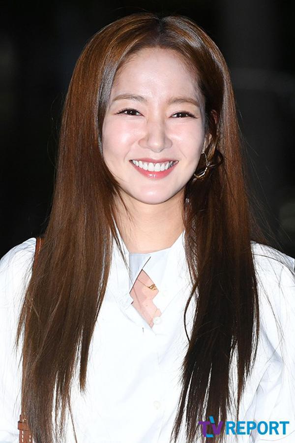 Ngôi sao 24/7: Đang làm cô dâu xinh tươi, ra ngoài đời Park Min Young lại bị chê đơ, cứng - 2