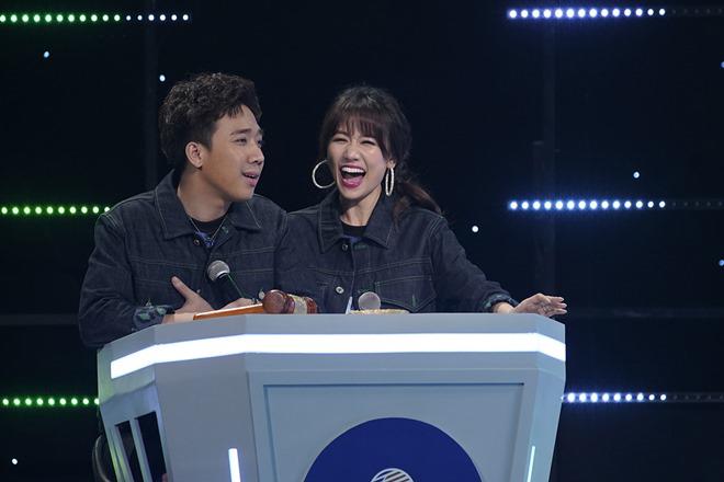 Trấn Thành dỗi khi dẫn chương trình cùng vợ: amp;#34;Tiến Đạt biết rap, anh không biết nha em!amp;#34; - 7