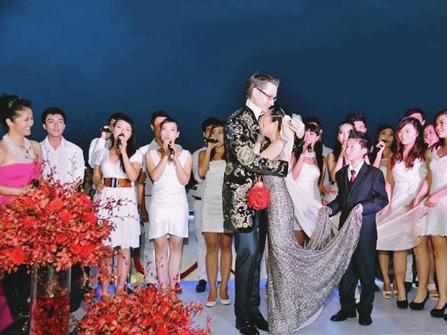 Ngày này năm xưa: Đám cưới độc lạ trên tầng cao của Đoan Trang nhỏ bé bên chồng Tây 1m9