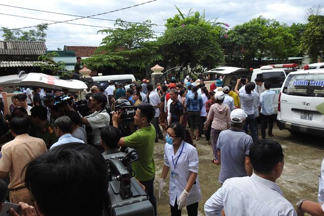 Quê nghèo đẫm nước mắt đón thi thể chú rể và 12 nạn nhân vụ tai nạn xe đón dâu - 2