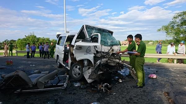 Xe dâu gặp tai nạn khiến 13 người tử vong: Thông tin bất ngờ về chiếc ô tô 16 chỗ - 1
