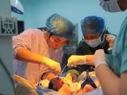Bà bầu - Bà bầu 8 tháng nhập viện, bác sĩ khám xong hốt hoảng khi nhìn tay thai nhi