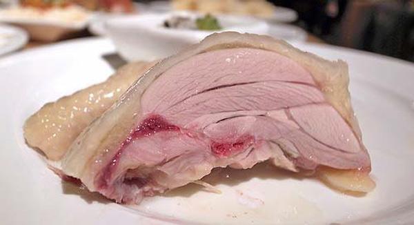 Thấy dấu hiệu này trên thịt gà nhưng vẫn ăn, 36 tiếng sau người phụ nữ ngộ độc tử vong - 1