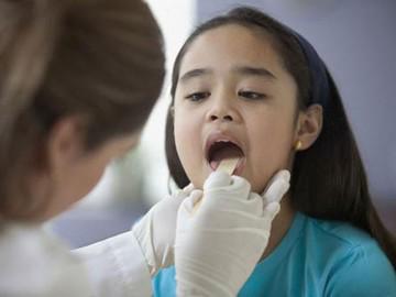 Trẻ bị viêm amidan khi nào cần phải phẫu thuật?