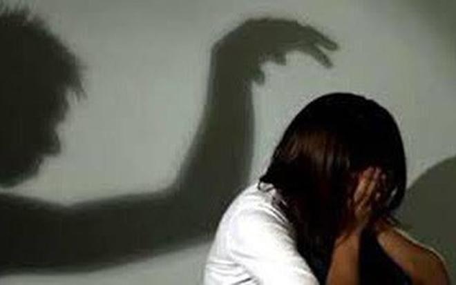 Vợ đưa con trai đi chữa bệnh, chồng ở nhà hiếp dâm con gái - 1