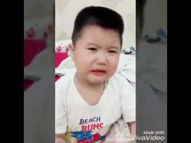 Thấy đồ ăn là mắt sáng lên, Khôi mập phản bội mẹ