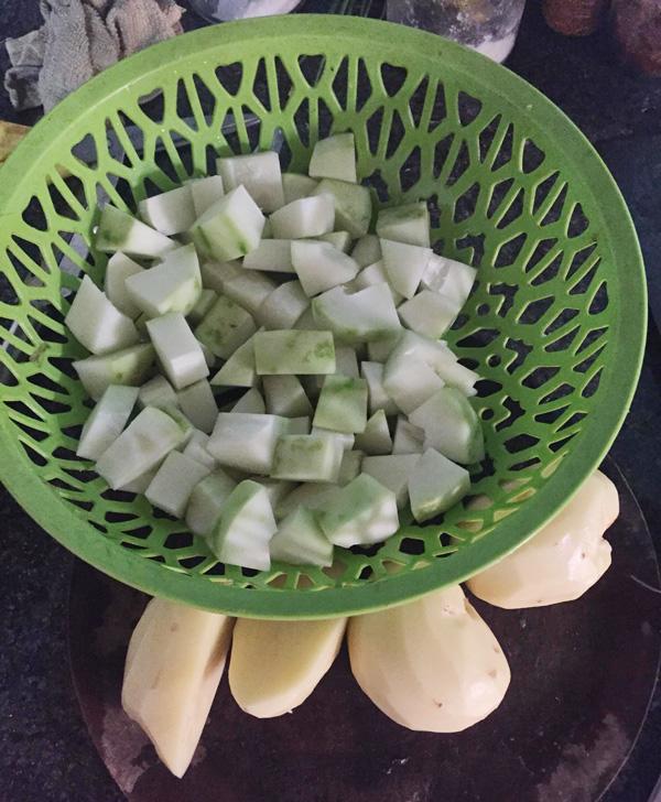 Con dâu hoang mang khi bầu 8 tháng, mẹ chồng đi chợ mua toàn đồ ăn dễ sảy thai - 2