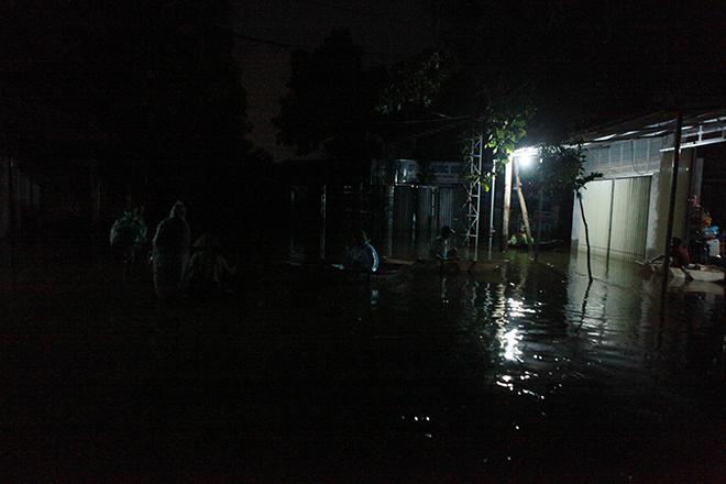 Đêm ở rốn lũ Chương Mỹ: Không ngủ nổi vì nước ăn chân, côn trùng rúc vào người - 1
