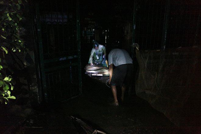 Đêm ở rốn lũ Chương Mỹ: Không ngủ nổi vì nước ăn chân, côn trùng rúc vào người - 14